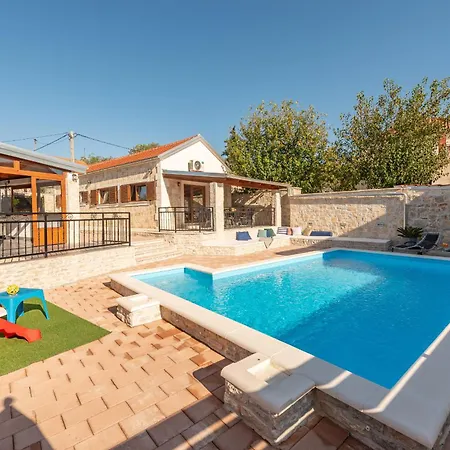 Ika Zadarvillas Vila *