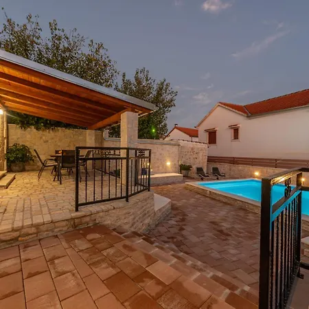 Ika Zadarvillas 빌라 *